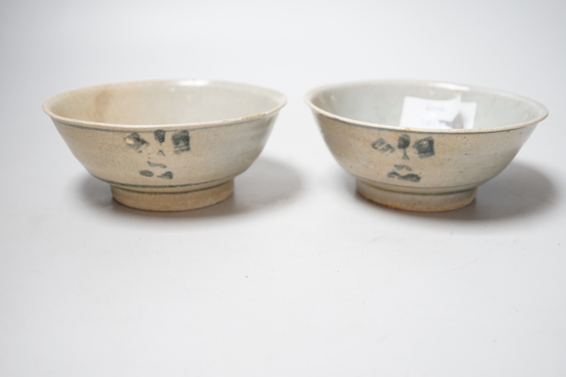 A pair of Tek Sing cargo blue and white bowls, 15cm diameter